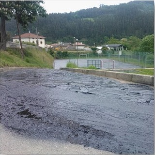 Obras de acondicionamiento de la pista deportiva en el Paredon